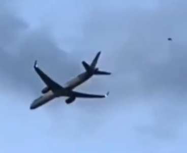 Momenti kur aeroplani me pasagjerë që po fluturonte nga Greqia në Gjermani përfshihet nga flakët (VIDEO)