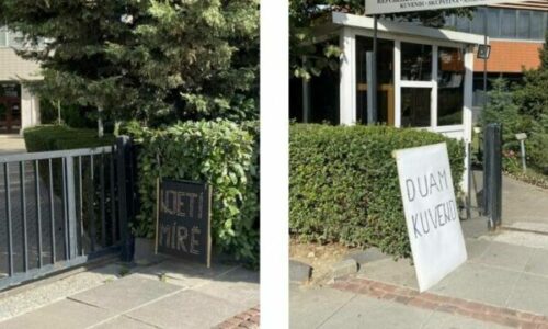 “Njeti mirë”e “Duam Kuvend”- Deputetëve u lihen porosi në hyrje të Kuvendit të Kosovës