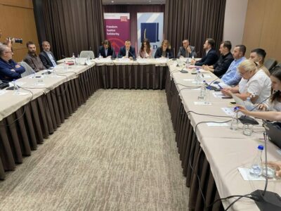 Takimi mes deputetëve, “pushteti” flet për kompromis, “opozita” e akuzon për “vetë-grushtshtet”