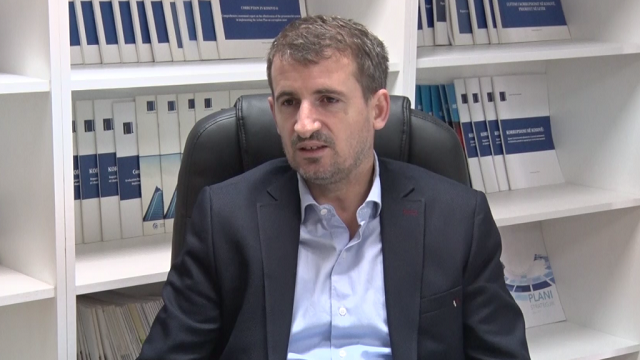 Miftaraj ironizon me Rozeta Hajdarin  Jam më se e lumtur që popullit tim i kam shkaktuar dëm financiar prej 3 milionë euro