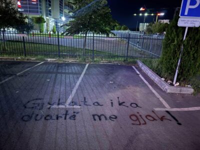 Revoltë në Gjilan pas vrasjes së trefishtë – qytetarët mbulojnë muret e gjykatës me mbishkrime