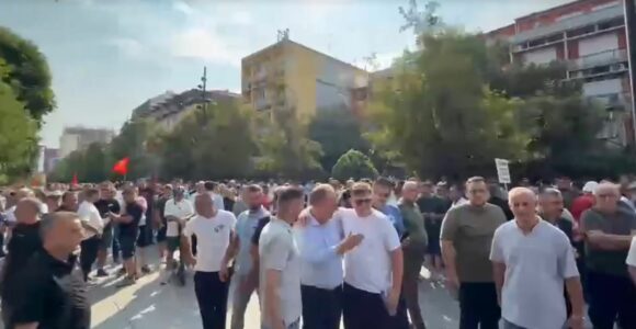 Edhe Fatmir Limaj i bashkohet protestës së veteranëve