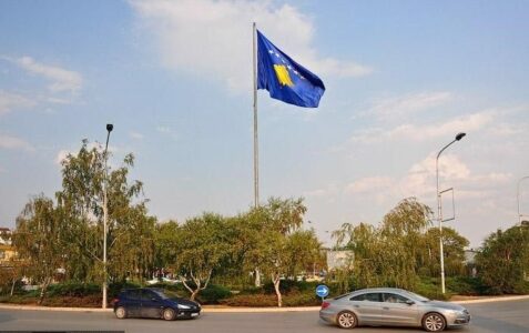 Policia ndali një veturë te Rrethi i Flamurit, shoferit i sekuestrohet arma me 19 fishekë