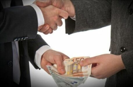 Arrestohen dy zyrtarë për korrupsion, pranuan ryshfet që një kandidat ta kalojë testin për patentë