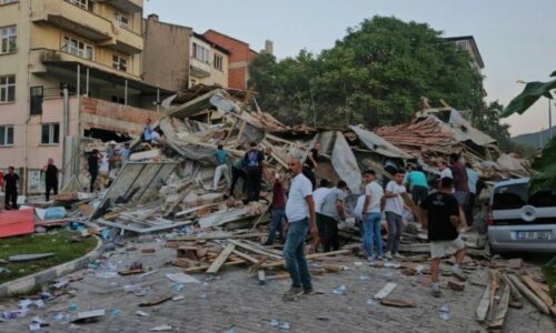 Tërmeti masiv në Turqi, Ambasada e Kosovës thirrje kosovarëve në zonat e prekura për kujdes: Kush ka nevojë, të na telefonojë