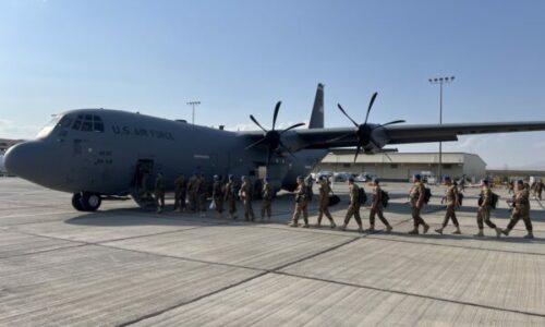 SHBA i sjell ushtarët armenë në Kosovë me aeroplan usharak amerikan, atashehu Crowe i përcjell nga Yerevani