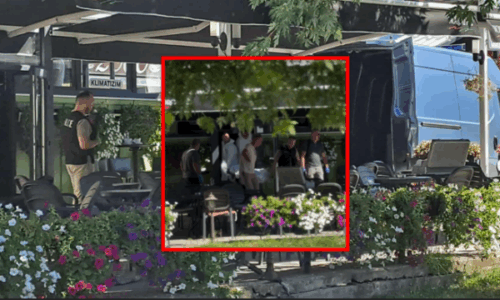 Publikohet video ku autori i vrasjes së trefishtë në Gjilan ik nga vendi i ngjarjes