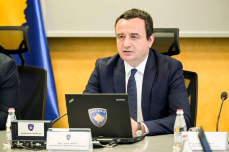 Kurti ‘shfrytëzon’ pushtetin, sot ndan mjete buxhetore veç për komunat ku qeverisë VV-ja