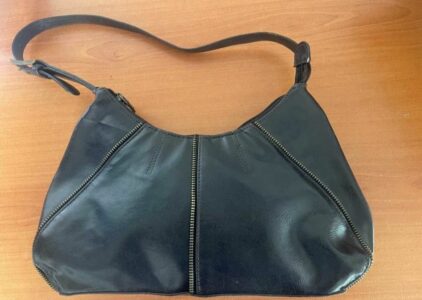 Qytetari dorëzon çantën e gjetur – s’kishte dokumente identifikuese, policia kërkon pronaren