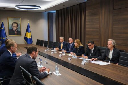 Haziri e Bajrami takojnë Sorensenin e Oravin: Masat po i dëmtojnë qytetarët, ngërçi u krijua nga VV-ja