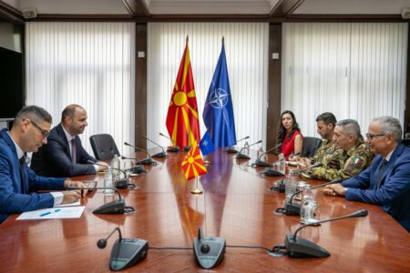 Komandanti i KFOR’it takohet me ministrin e mbrojtjes së Maqedonisë, flasin për sigurinë dhe dialogun Kosovë-Serbi