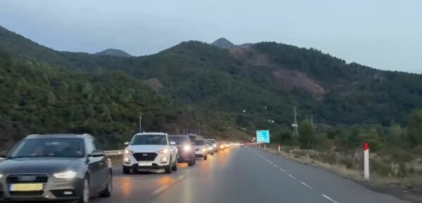 Kolona të gjata në “Rrugën e Kombit”, kosovarët largohen nga plazhet