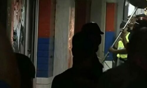 Protesta në të gjithë Serbinë, në Novi Sad thyhen zyrat e partisë së Vuçiqit