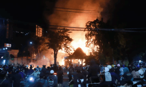 Vazhdojnë përleshjet në Indonezi për shkak të shpenzimeve të tepërta të ligjvënësve