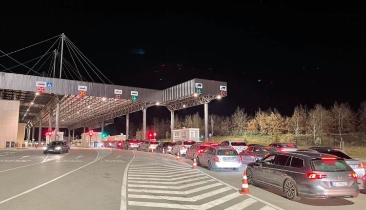 Shtohen kolonat në pikat kufitare  kaq po presin mëgrimtarët për të dalë nga Kosova