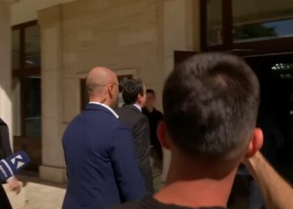 Kurti s’e thotë asnjë fjalë para hyrjes në Kuvend, as për skandalin e Dimal Bashës e as për dorëheqjen e Liburn Aliut