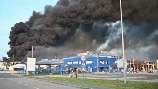 Rusët sulmojnë me dronë një fabrikë amerikane në Ukrainë, raportohet për shumë të lënduar