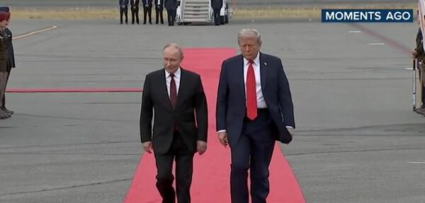 Takimi në Alaska: Pasi shtrënguan duart në pistën e aeroportit, Trump dhe Putin udhëtuan së bashku në një limuzinë (VIDEO)