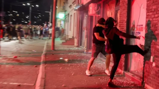 Protestuesit serbë ua vënë flakën zyrave të partisë së Vuçiqit