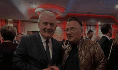 Sveçla flet për vrasjen në Gjilan, fajëson sistemin e drejtësisë – teksa s’e thotë asnjë fjalë për fotografinë me të dyshuarin për vrasje