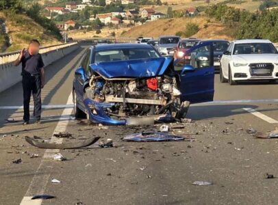Aksident i rëndë mes një kamioni dhe një veture në autostradën “Ibrahim Rugova”, Policia jep detaje