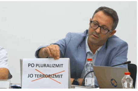 Burri i Albulena Haxhiut bën spektakël në KQZ, del me parullë: Po pluralizmit, jo terrorizmit