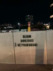Grafite“Albin dorëzohu në prokurori” në kënde të ndryshme të kryeqytetit