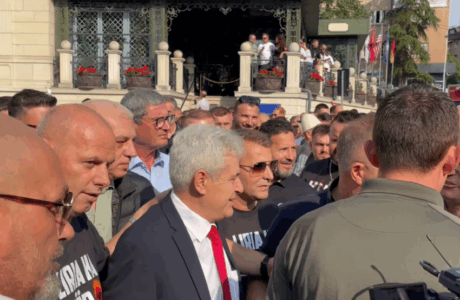 Ali Ahmeti arrin në protestë, krah për krah me Ramiz Lladrovcin