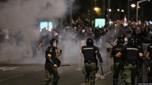 Ambasadori i BE-së në Serbi bën thirrje për shtensionim dhe hetime ndaj përdorimit të forcës së tepruar policore