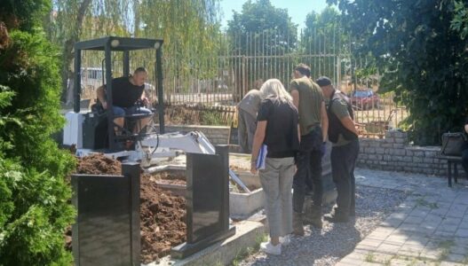 Gjatë gërmimeve në Vushtrri gjenden mbetje mortore që dyshohet t’i përkasin një personi të zhdukur gjatë luftës