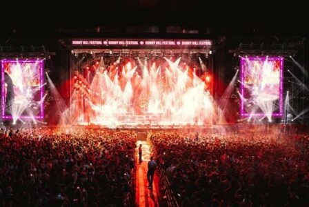 Pamje mbresëlënëse nga nata e parë e Sunny Hill, mijëra njerëz ndjekin Dua Lipën në një spektakël historik