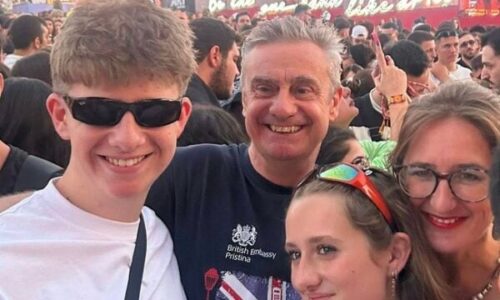 Ambasadori britanik me gruan e fëmijët mbrëmë shkoi në Sunny Hill Festival: Mezi po e pres ditën e dytë