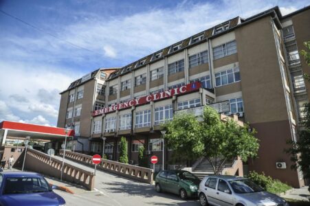 Vdekja e 57-vjeçarit që ra nga kulmi derisa po punonte, policia e cilëson si vdekje të dyshuar