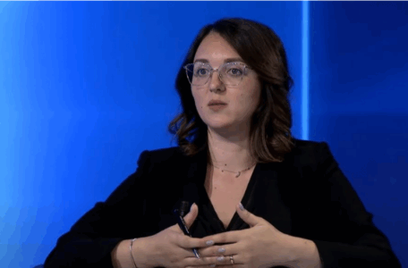 Deputetja e VV-së i sulet zyrtares amerikane: I keni vizituar gjyqtarët e Kushtetueses një ditë para se të vetëposhtërohen