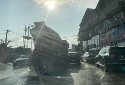 Aksident te “Rrethi i Ismetit”, krijohen kolona të gjata