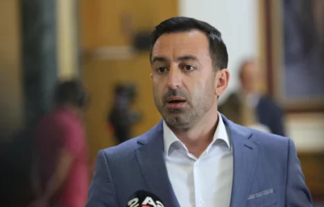 Shtatë muaj bllokadë – Dimal Basha zgjedhet kryetar i Kuvendit me votat e PDK’së