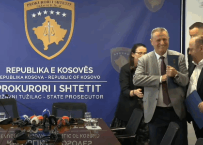 “A po e pritni ende Kurtin me ardh në intervistë?” – Kryeprokurori Isufaj ‘përgjigjet’ me buzëqeshje