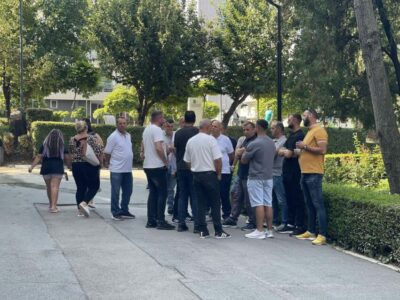 Komuna e Prishtinës nuk po lejon autobusët e Podujevës tek Xhamia e Llapit, transportuesit protestojnë