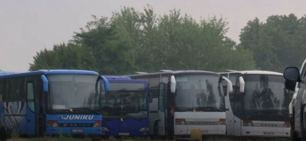 Dy fëmijë të dyshuar për thyerjen e xhamave të 11 autobusëve në Junik