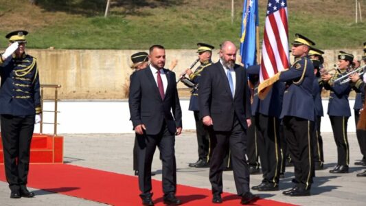 Baker pritet me nderime ushtarake nga Maqedonci