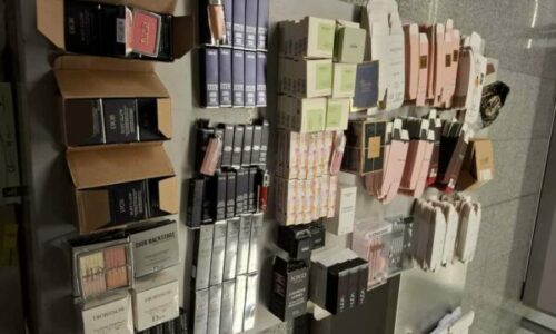 Kapen produkte kozmetike të padeklaruara në vlerë 3 mijë e 264 euro në Aeroportin e Prishtinës, vinin nga Stambolli