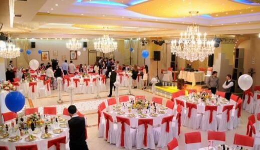 Shkoi në një dasmë, hajnat i futen në shtëpi dhe i vjedhin para e stoli ari