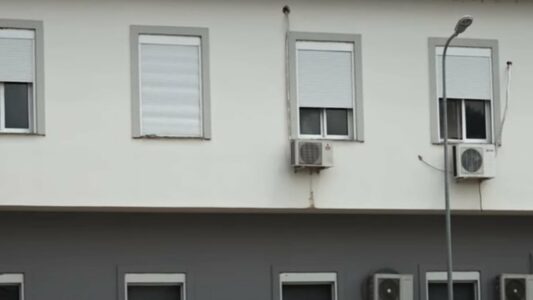 Plagosi nënën disa herë me thikë, gjykata vendos shtrim në spital psikiatrik për autorin