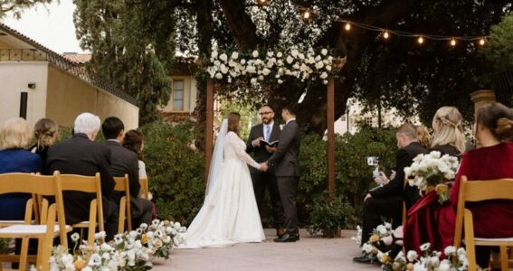 Çiftet në Evropë po shesin bileta që të panjohurit të marrin pjesë në dasmat e tyre