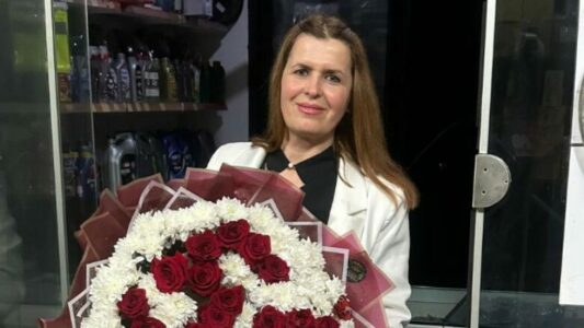 Kush është drejtoresha e shkollës që u plagos nga djali i saj, detaje nga Dibra