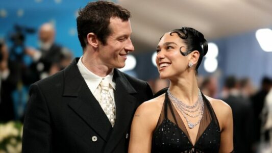 Dua Lipa: Nuk kam qenë ndonjëherë një person që ëndërron për martesën ose të qenurit nuse, por tani pyes se çfarë do të vesh?