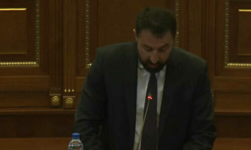 Elbert Krasniqi kërkon votim të ndarë nga komuniteti serb – propozon tre emra për nënkryetar me rotacion