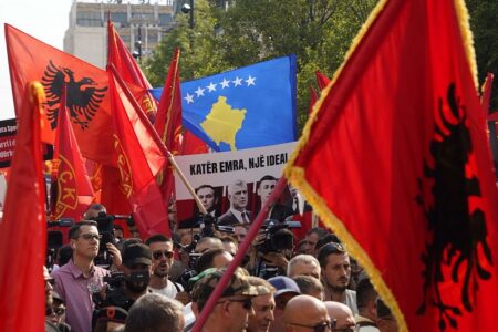 AP: Veteranët protestuan kundër gjykatës së mbështetur nga BE që ndjek penalisht ish-luftëtarët