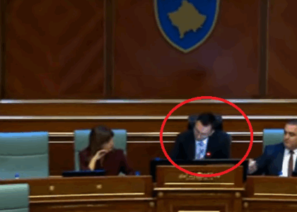 “D.m.th Branislavi qitu tash djeget”, Dimal Basha harron mikrofonin ndez – rrëshqet me gjuhën