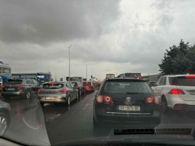 Reshje të dendura, shkaktohet kolonë e gjatë në një pjesë të magjistrales Prishtinë-Ferizaj